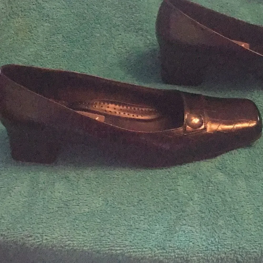 Career shoe by EASY STREET in size 11M with slight heel in black